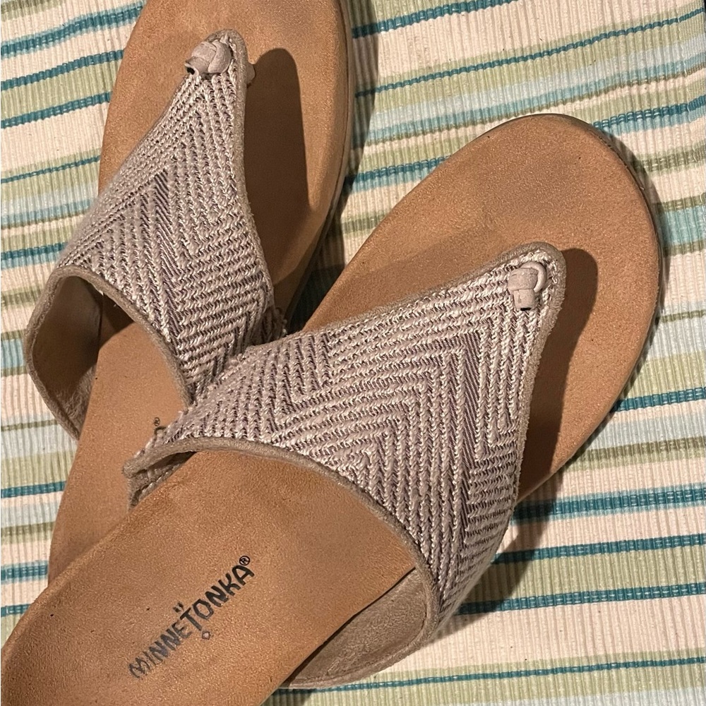 Like New MINNETONKA Sz. 9 Tan Flip Flops